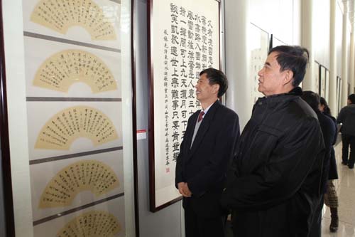 9、嘉賓們興致勃勃地參觀展示。.jpg