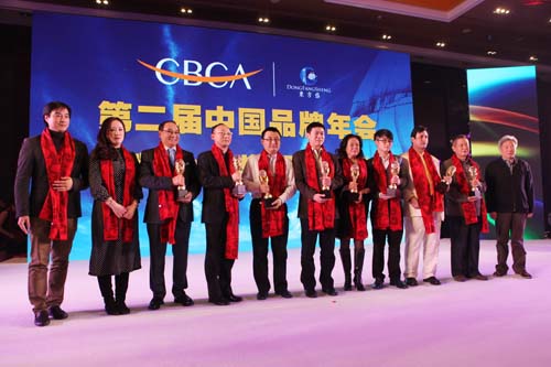 5、獲獎(jiǎng)的品牌代表向現(xiàn)場(chǎng)觀眾表示感謝。(攝影:遠(yuǎn)帆).jpg