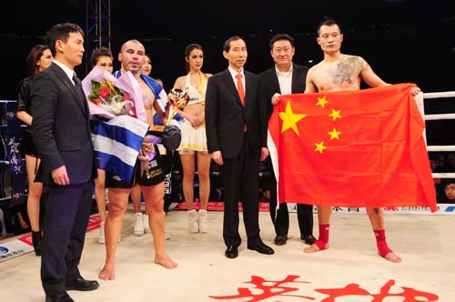 9、獲勝選手手持國(guó)旗向全場(chǎng)觀眾致謝。.jpg