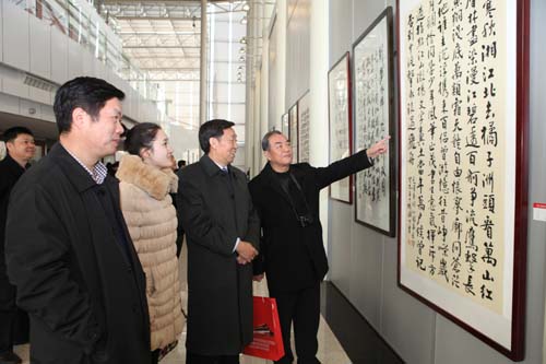 11、嘉賓們欣賞參展作品。.jpg