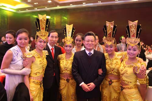 4、聯(lián)合國(guó)可持續(xù)發(fā)展大會(huì)秘書長(zhǎng)、中國(guó)國(guó)際文化傳播中心副主席沙祖康,中國(guó)國(guó)際文化傳播中心黨組書記、執(zhí)行主席龍宇翔和演職人員