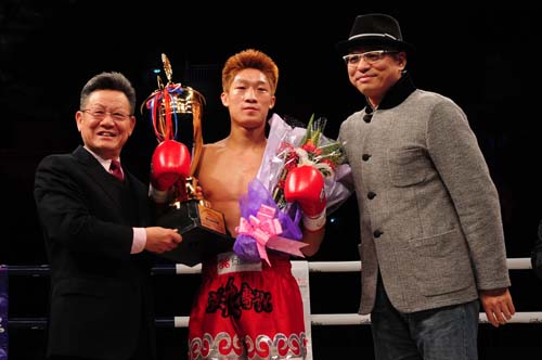 6、中國(guó)國(guó)際文化傳播中心副主席沙祖康為獲獎(jiǎng)選手頒獎(jiǎng)。.jpg