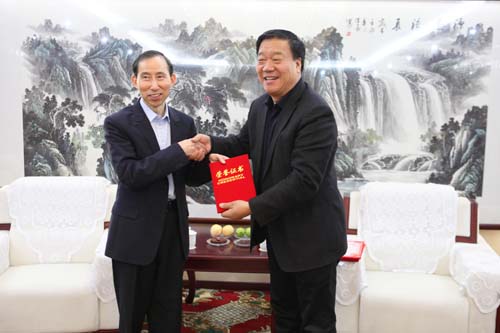 7、和田地區(qū)行政公署副專(zhuān)員楊渭鋒向龍宇翔頒發(fā)榮譽(yù)證書(shū).jpg