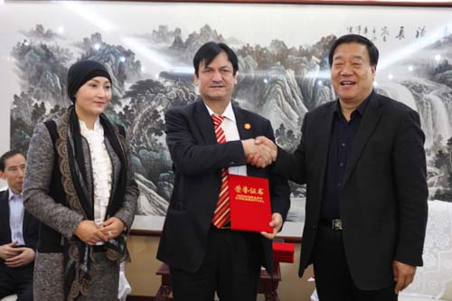 8、和田地區(qū)行政公署副專(zhuān)員楊渭鋒向艾買(mǎi)·依民提夫婦頒發(fā)榮譽(yù)證書(shū)。.jpg