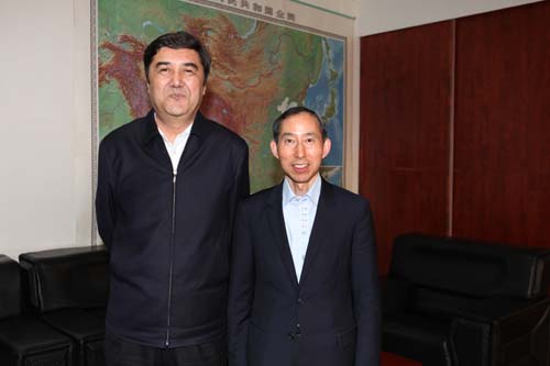 3、3月16日,新疆維吾爾族自治區(qū)人民政府主席努爾·白克力在政府辦公樓會(huì)見(jiàn)龍宇翔執(zhí)行主席高度稱(chēng)贊中國(guó)國(guó)際文化傳播和中國(guó)愛(ài)