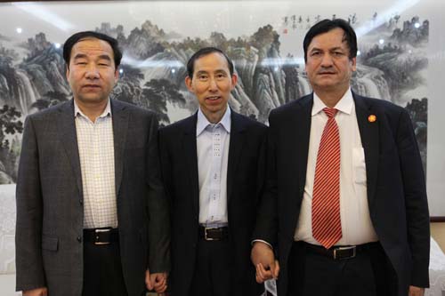 6、和田地區(qū)行政公署專(zhuān)員艾則孜·木沙會(huì)見(jiàn)龍宇翔、艾買(mǎi)·依民提,感謝他們對(duì)和田地震災(zāi)區(qū)的關(guān)愛(ài)和援助。.jpg