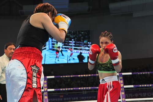 6、中國女將羅玉潔TKO日本選手珠美•托•巴馬思(攝影:遠帆).jpg