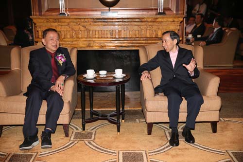 2、龍宇翔執(zhí)行主席和王志民會長親切交談。.jpg