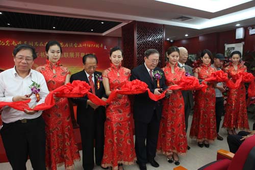 1、中國(guó)國(guó)際文化傳播中心副主席胡彥林、喻林祥等領(lǐng)導(dǎo)在開(kāi)幕式上剪彩.jpg