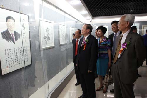 7、中國(guó)國(guó)際文化傳播中心副主席胡彥林、喻林祥、中國(guó)國(guó)際文化傳播中心華北聯(lián)絡(luò)部部長(zhǎng)王太嵐等領(lǐng)導(dǎo)參觀展覽.jpg