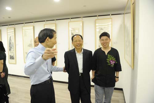 全國政協(xié)委員,中國國際文化傳播中心黨組書記、執(zhí)行主席龍宇翔(左一),十七屆中共中央委員、全國政協(xié)常委、全國政協(xié)港澳臺(tái)僑委
