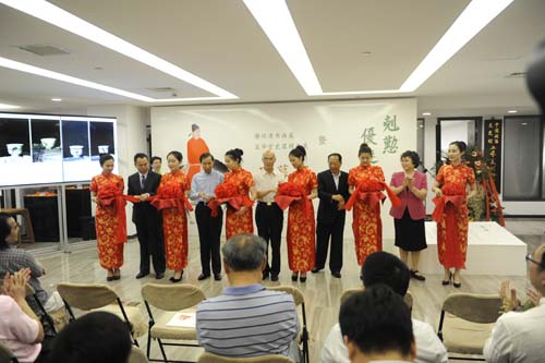 全國政協(xié)常委、全國政協(xié)港澳臺(tái)僑委員會(huì)副主任、中國國際文化傳播中心副主席喻林祥,全國政協(xié)委員、中國國際文化傳播中心黨組書記
