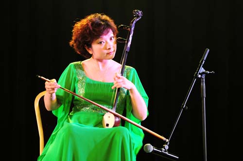 14、中國(guó)戲曲學(xué)院教授牛長(zhǎng)虹表演板胡獨(dú)奏.jpg
