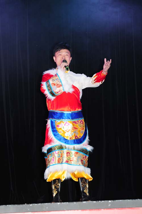 10、青年歌手周巍演唱《天路》.jpg