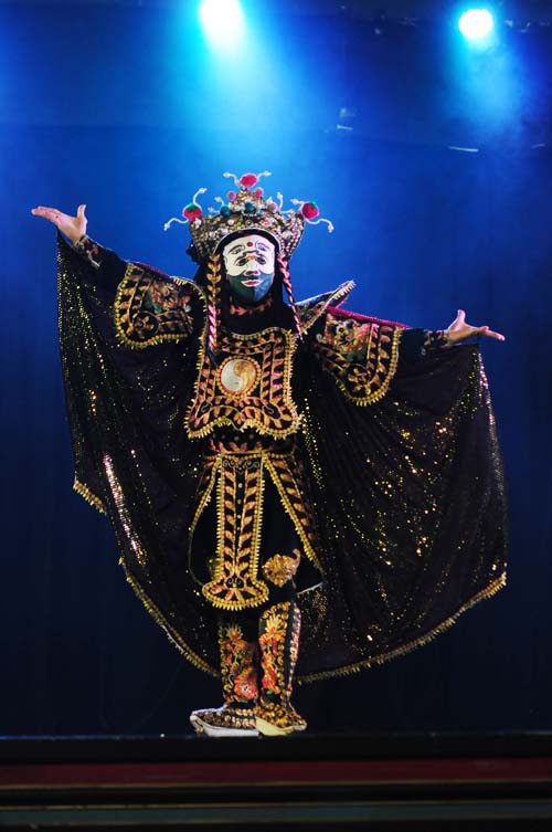 13、著名川劇變臉大師彭登懷表演變臉.jpg