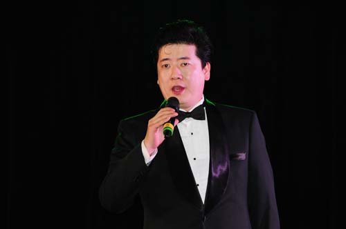 8、青年歌手王澤南演唱《舉杯吧朋友》.jpg