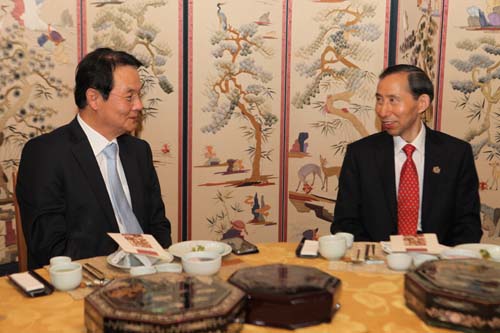 15 會議期間,龍宇翔與韓國民族和解合作泛國民協(xié)議會代表洪思德親切會談.jpg