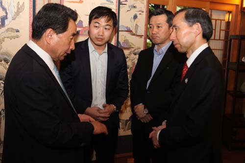 16 會議期間,龍宇翔與民主黨議員李康來親切會談.jpg
