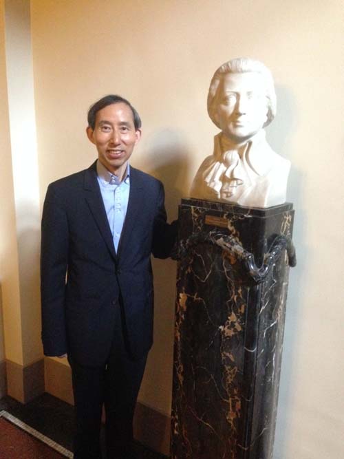 龍宇翔執(zhí)行主席參觀德累斯頓森帕歌劇院.jpg