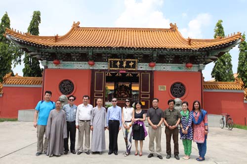 9、代表團成員在中華寺門前合影。.jpg