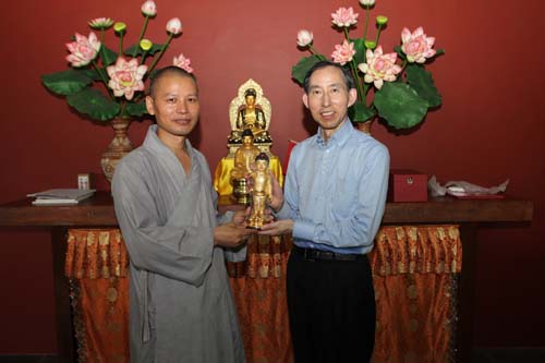 8、龍宇翔參觀了中華寺,并與中勇住持親切會面。.jpg