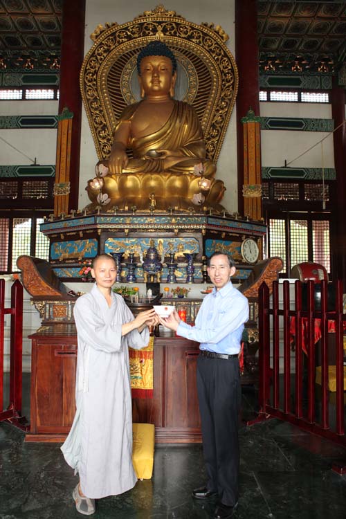 10 、龍宇翔與中勇互贈禮品。.jpg