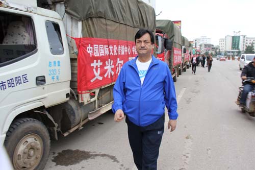 2014年8月12日,中國愛心工作委員會(huì)副主席艾米爾風(fēng)塵仆仆地趕到云南魯?shù)闉?zāi)區(qū),帶著10車救災(zāi)物資捐贈(zèng)給當(dāng)?shù)厝罕姟?jp
