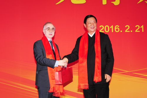 4 中心顧問唐天標(biāo)代表中心接收巴基斯坦駐華大使馬蘇德•哈立德贈(zèng)送的紀(jì)念品 龍人攝影.jpg
