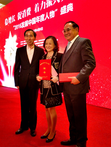 3、中國國際文化傳播中心執(zhí)行主席龍宇翔(左1)與獲獎(jiǎng)?wù)吆嫌?jpg