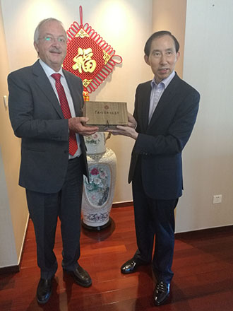 龍宇翔向歐斯•司道樂贈送紀念品.jpg