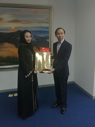 烏爾丹•吳向龍宇翔贈送紀念品.jpg