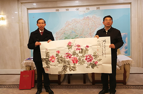 2龍宇翔向王路贈(zèng)送書畫家楊幸郎書畫作品.jpg