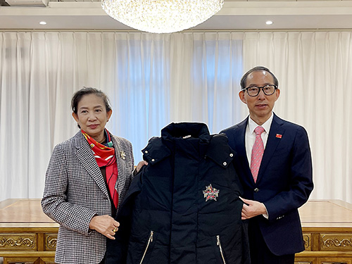 2龍宇翔向普薩麗•馮維希贈(zèng)送昆侖鴻星冰球隊(duì)冬季隊(duì)服.jpg