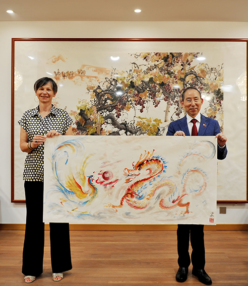 2龍宇翔向Sylvie Schmitt贈(zèng)送林家衛(wèi)書畫作品.jpg