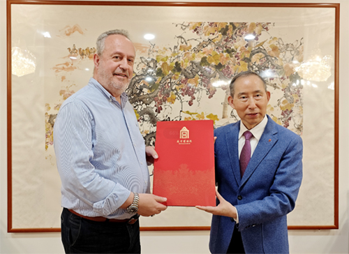 2龍宇翔向揚(yáng)尼斯•佩達(dá)斯贈(zèng)送故宮發(fā)行龍年郵票.jpg
