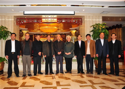 與會(huì)領(lǐng)導(dǎo)和參加會(huì)議的代表合影。.JPG