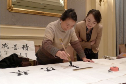 著名書法家愛新覺羅·恒炎現(xiàn)場創(chuàng)作.jpg