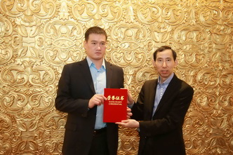 龍宇翔執(zhí)行主席給山西省福建商會名譽(yù)會長何榮頒發(fā)愛心捐贈榮譽(yù)證書.jpg