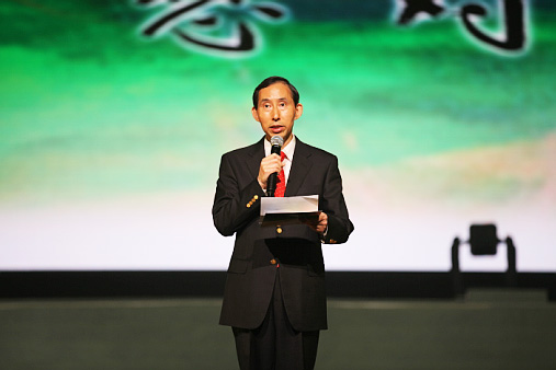 2、中國(guó)國(guó)際文化傳播中心黨組書(shū)記、執(zhí)行主席龍宇翔在晚會(huì)上發(fā)表致辭(攝影:遠(yuǎn)帆) .jpg