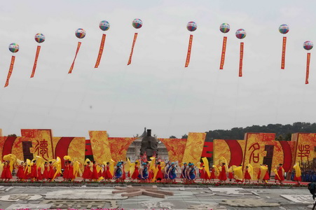 3、開幕式上,具有濃郁吳風(fēng)吳韻的祭祀樂(lè)舞隆重上演。.JPG