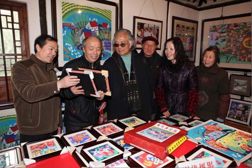 3、采風(fēng)團(tuán)的藝術(shù)家們走進(jìn)上海金山區(qū)楓涇鎮(zhèn)中國農(nóng)民畫村的丹青人家,與農(nóng)民畫家一起探討繪畫技藝。.jpg