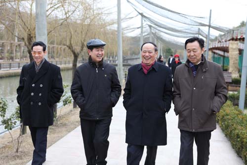 4、采風(fēng)團(tuán)在上海奉賢區(qū)申隆生態(tài)園百鳥園參觀。.jpg