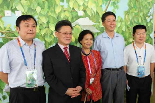 6、聯(lián)合國(guó)副秘書長(zhǎng)沙祖康與世園會(huì)工作人員合影留念.jpg