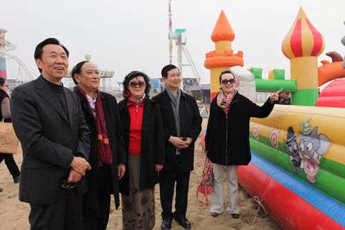 2、中國國際文化傳播中心副主席戴述高少將、張宗銀少將興致勃勃地參加了采風(fēng)活動。圖為在海灣旅游區(qū)參觀。.jpg