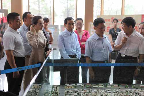 4、聽取大明宮負(fù)責(zé)人講解大明宮遺址模型.jpg