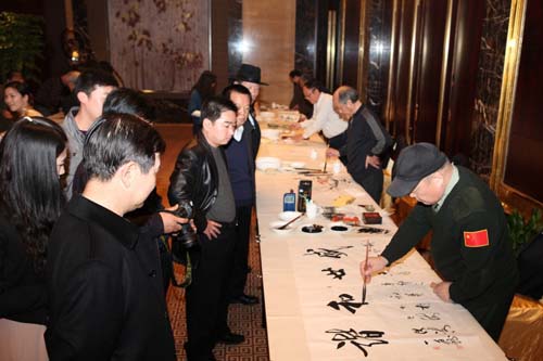 6、采風(fēng)團(tuán)的書畫藝術(shù)家舉行筆會,熱情描繪新農(nóng)村的新景象。.jpg