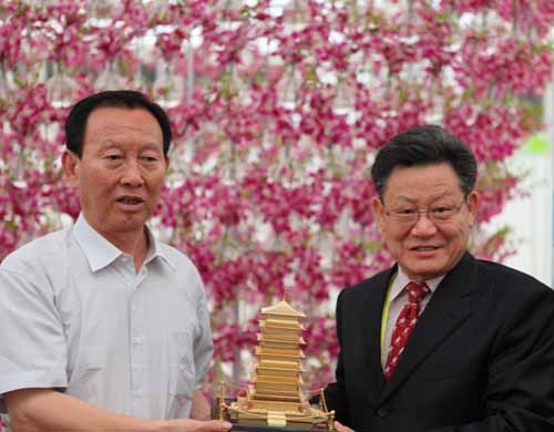 3、西安世園會(huì)組委會(huì)為沙祖康贈(zèng)送長(zhǎng)安塔紀(jì)念品.jpg