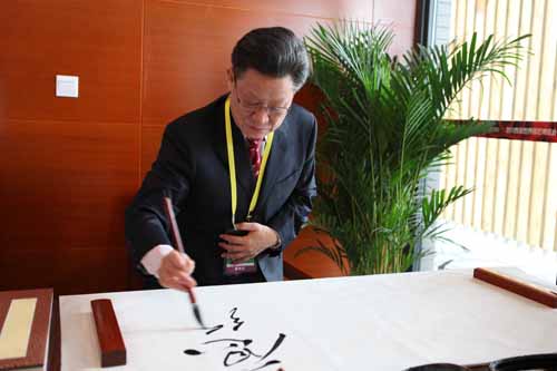 5、沙祖康副秘書長(zhǎng)為西安世園會(huì)現(xiàn)場(chǎng)題詞。.jpg