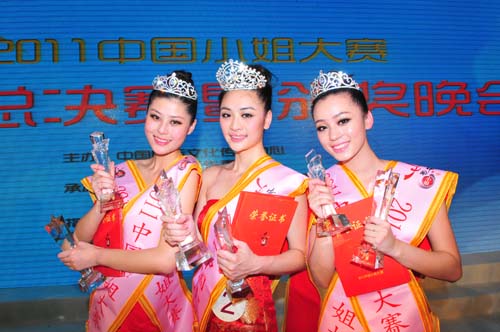 7冠、亞、季軍現(xiàn)場合影。(攝影:龍人) .jpg