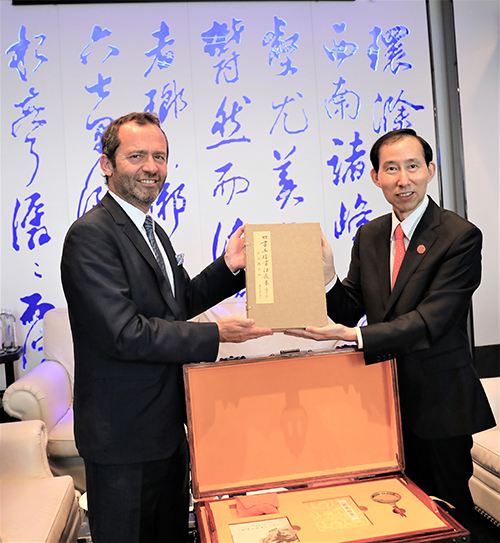 3 龍宇翔向埃里克•法特贈送《四書五經(jīng)書法長卷》.jpg